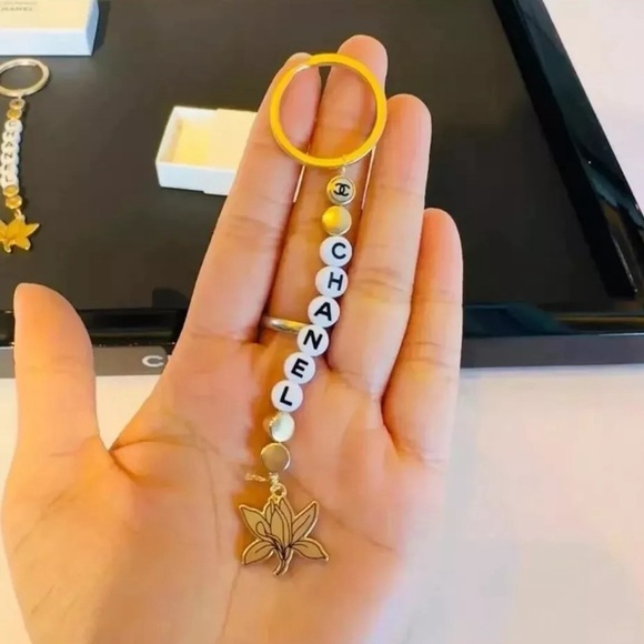 🌺 CHANEL SUBLIMAGE Chanel Beauty Keychain Key Holder - Picture 4 of 10